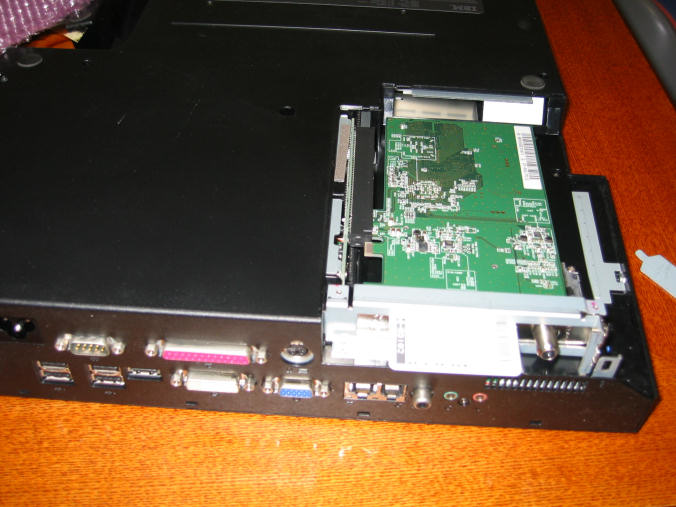 PCI-E x1なんで、端子すかすか・・・